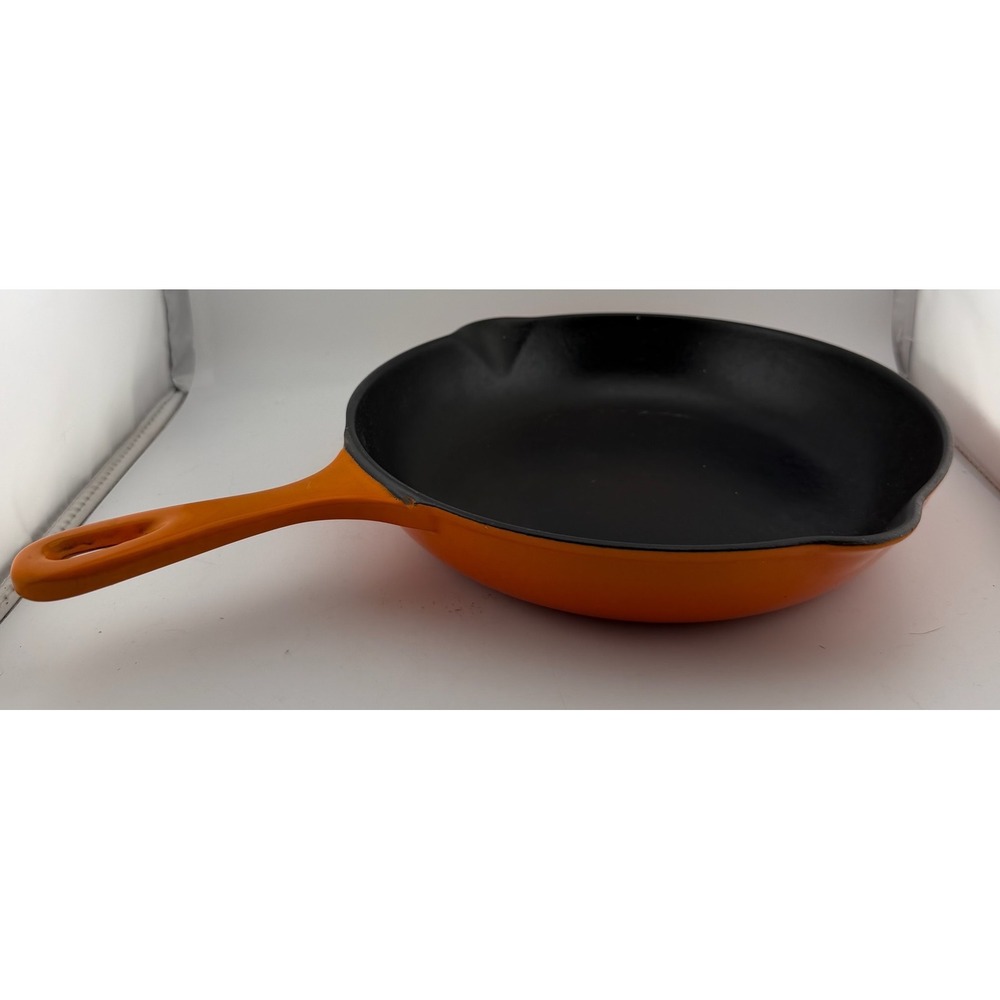 Le Creuset 9" Flame Orange 23 Enameled Cast Iron Skillet Pour Spouts
